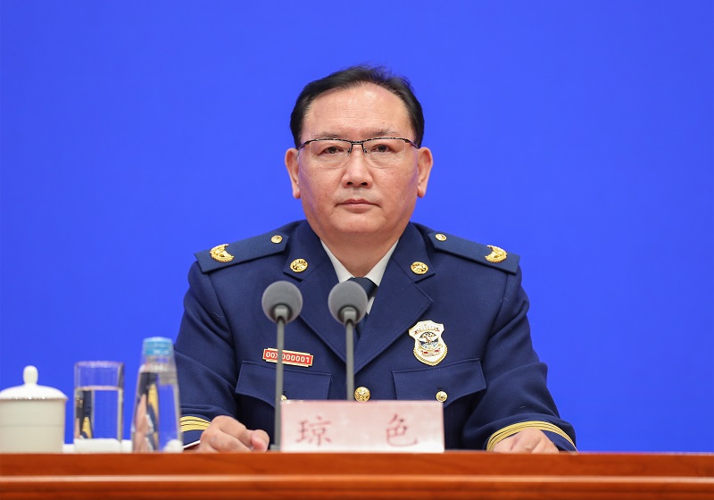 操B毛片应急部党组成员、消防救援局局长琼色出席新闻发布会